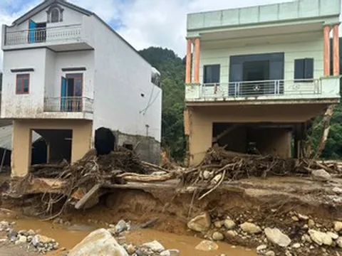 Cận cảnh những ngôi nhà bị lũ 'ngoặm' trơ móng sau trận lũ quét kinh hoàng