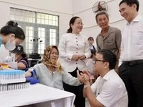 Người dân Bình Quới xếp hàng khám sức khỏe miễn phí từ sáng, chạy đua 90 ngày hoàn thành