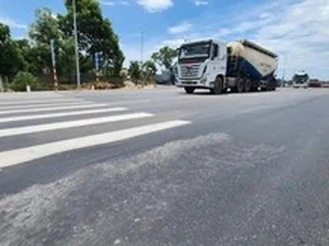 Đường trăm tỉ ở Huế chưa bàn giao đã lún, chủ đầu tư nói do nắng nóng và xe tải nặng