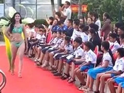 Thí sinh hoa hậu trình diễn bikini trước học sinh nhỏ tuổi, ban tổ chức nói gì?