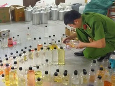 Phá đường dây sản xuất, bán nước hoa giả trên Shopee, khởi tố 13 bị can