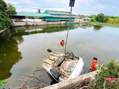 Ô tô lao xuống ao, một người đàn ông mắc kẹt, tử vong