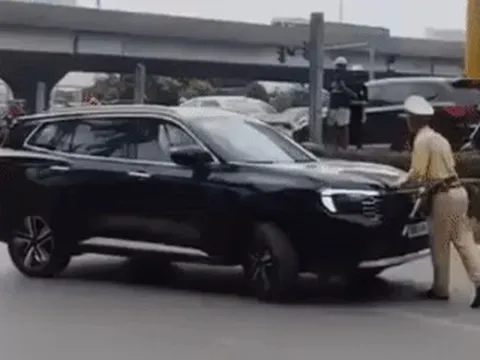 Tạm giữ hình sự tài xế lái ô tô đẩy CSGT rồi bỏ chạy ở Hà Nội