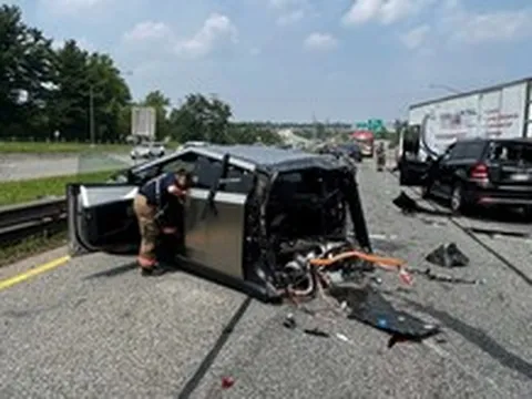Xe tải mất lái 'cưa đôi' Tesla Cybertruck trong tai nạn ở Mỹ