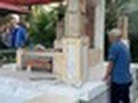 Xót xa nam NSND đình đám lặng lẽ xây mộ cho vợ vừa qua đời: "Anh lại xây ngôi nhà mới cho em"