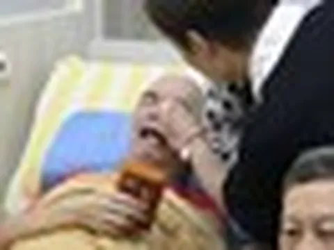 Tình trạng của ca sĩ kỳ cựu bị ngược đãi ở viện dưỡng lão, phải trả 100 triệu/ tháng nhưng không được tắm rửa
