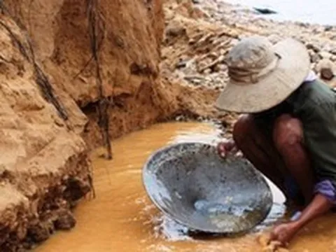 Phát hiện người đàn ông đi làm hầm mỏ bỗng xây nhà to, trả hết nợ, còn chia bớt tiền cho gần 20 người thân