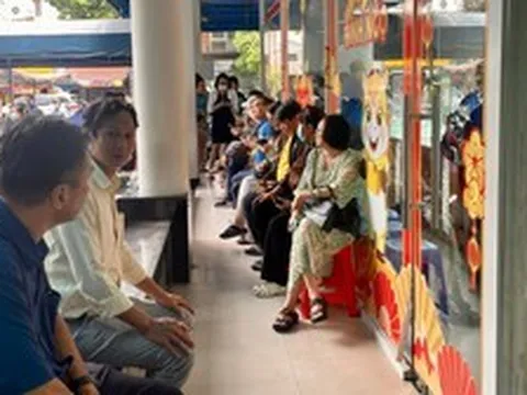 Cảnh hiếm thấy ở SJC: Khách chen nhau bán vàng, chờ cả ngày chưa tới lượt