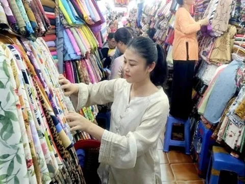 Chợ trăm tuổi ở TP.HCM 'thay áo mới', đồng loạt giảm giá