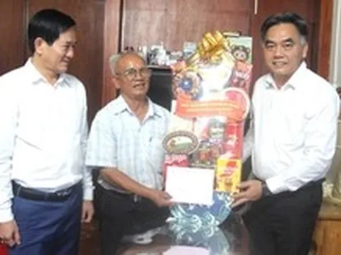 Phó chủ tịch thường trực UBND TP.HCM Nguyễn Lộc Hà thăm thương binh tại Dĩ An, An Phú
