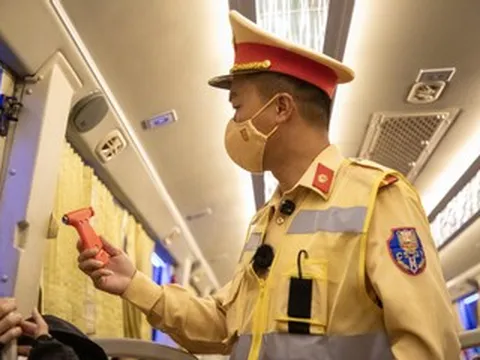 Kiểm tra xe khách ở Hà Nội trong đêm, phát hiện nhiều xe thiếu dụng cụ 'mở lối sinh tử'