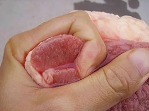Đừng để màu sắc đánh lừa: Quy tắc "5 nhớ, 1 không" giúp chọn thịt lợn chuẩn