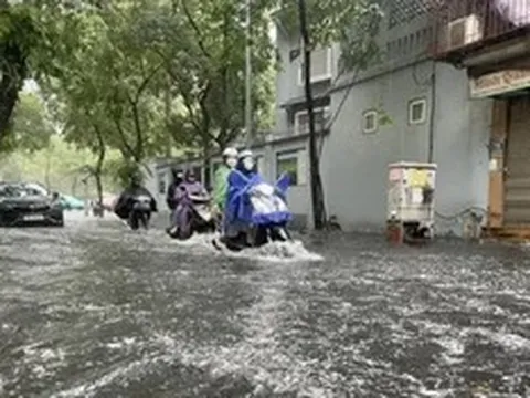 Mưa xối xả trút xuống miền Bắc, đợt mưa mạnh nhất dự kiến kéo dài nhiều ngày