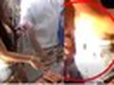 Đi chợ bị móc túi, người phụ nữ bảo chồng đuổi theo rồi sau đó lại có hành động khiến ai cũng sửng sốt