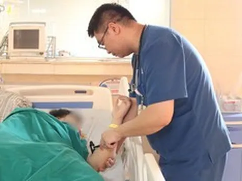 Thiếu niên 15 tuổi bị đột quỵ trong nhà vệ sinh, bác sĩ cảnh báo dấu hiệu không nên bỏ qua