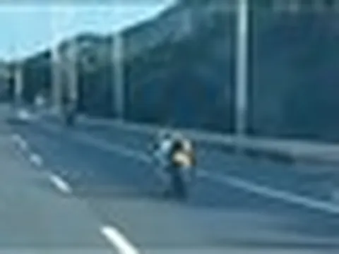 Đang ngồi ô tô, người đàn ông phát hiện xe máy "ma" tự lái: Bám theo gần 3km mới thấy kết cục