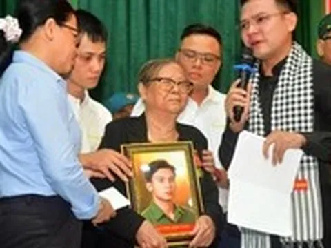 Làm 'sống lại' những bức ảnh liệt sĩ ố màu thời gian, 'vui sao nước mắt lại trào' sau nhiều năm hòa bình