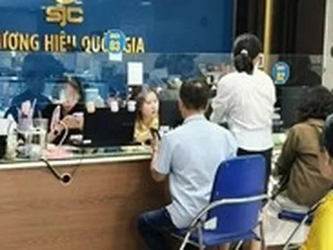 Giá vàng giảm mạnh, nhiều người tranh thủ 'bắt đáy'