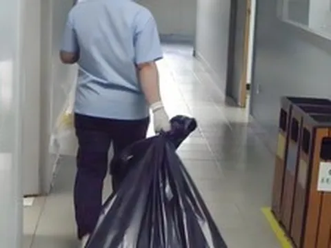 Một câu hỏi khiến "học bá" nghĩ 15 phút, cô lao công chỉ mất 5 giây để trả lời