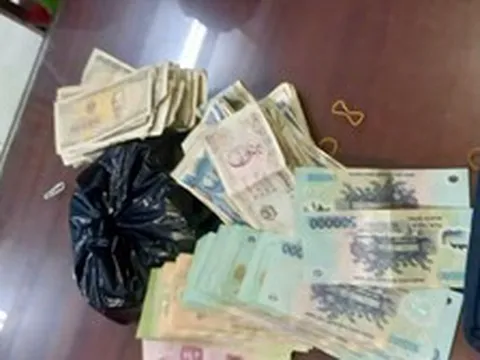 Phát hiện bọc tiền nằm ven đường, cô giáo Nguyễn Kiều Oanh lập tức báo công an