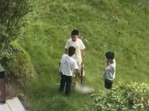 Hình ảnh 3 đứa trẻ này báo trước tương lai tăm tối: Cha mẹ thờ ơ việc "nhỏ", hậu quả khó lường