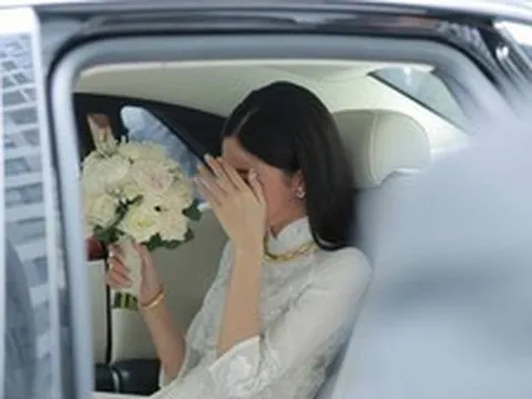 Mỹ nhân che mặt ngồi trong Rolls-Royce: Bỏ hết hào quang showbiz gả vào nhà hào môn, giờ sống trong biệt thự trắng xa hoa giữa Hà thành