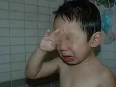 Bé trai 2 tuổi cứ tắm là khóc, bác sĩ khám không ra bệnh, bà nội mới ngập ngừng nói ra sự thật