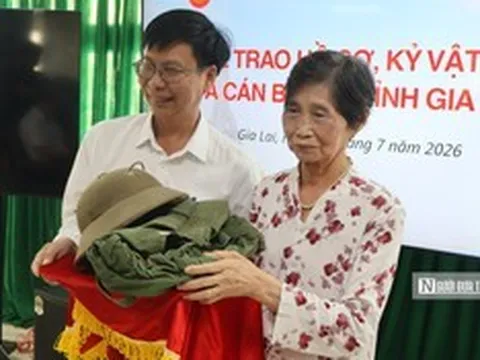"Được tận tay chạm vào kỷ vật của cha"