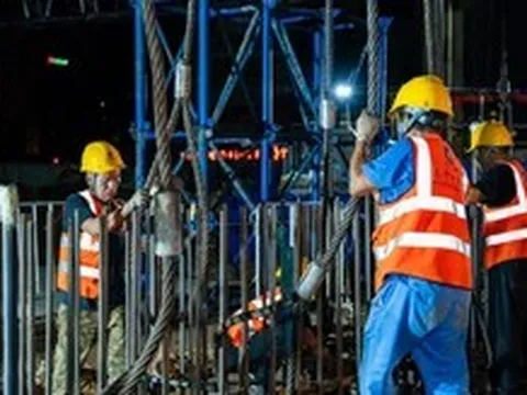 Hạ thành công lồng thép khổng lồ thi công metro Văn Cao - Hòa Lạc