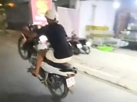 Chạy xe máy bốc đầu rồi nhờ bạn quay clip đăng mạng, thanh niên 18 tuổi bị tịch thu xe