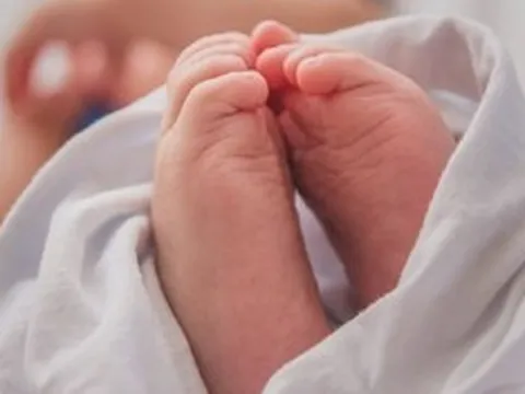 Đã có 4 con, người phụ nữ tiếp tục sinh 4 bé gái cùng trứng theo cách hoàn toàn tự nhiên