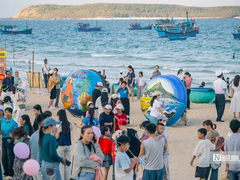 Con đường thúng chai rực rỡ sắc màu hút khách ở biển Long Thủy