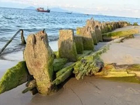 Loạt ảnh mới về con tàu cổ vừa nổi lên ở bờ biển Đà Nẵng