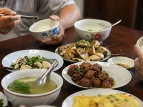 Thông gia lần đầu lên chơi, tôi chỉ nấu bữa cơm 4 món nhưng sau hôm đó con dâu thay đổi hẳn