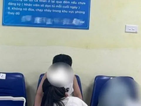 Hình ảnh trong phòng thay đồ khiến 1 bà mẹ "rớt tim" ra ngoài: Người lớn vô tư hay quá dễ dãi?