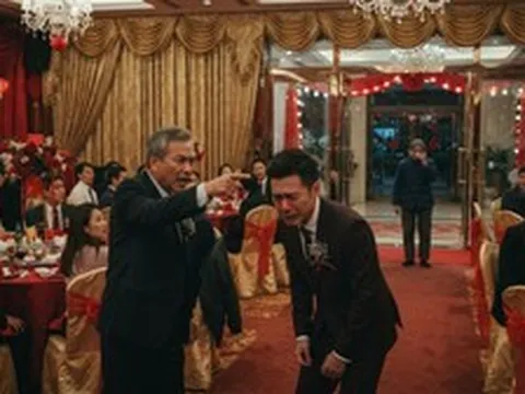 Chú rể bị sếp sa thải ngay tại đám cưới vì bất hiếu, chê mẹ xấu không cho dự lễ