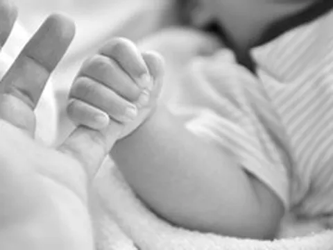 Mẹ mải đi nhậu, bỏ quên con gái 2 tháng tuổi bệnh đến chết