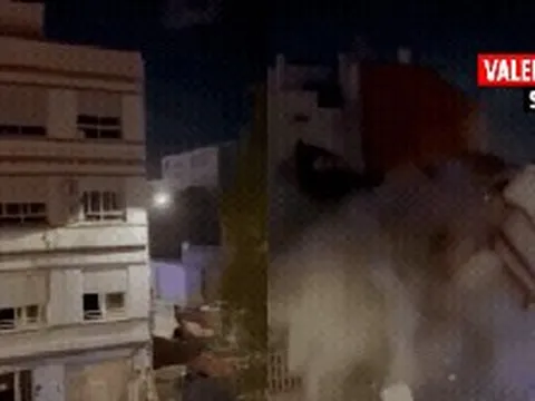 Khoảnh khắc kinh hoàng: Cả tòa chung cư 3 tầng bất ngờ đổ sập chỉ vài phút sau khi cư dân tháo chạy vì nghe tiếng động lạ