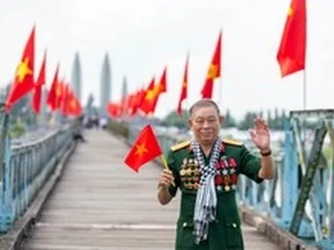 Hướng dẫn viên 9x hút triệu views với chuyện ‘cây cầu dài nhất thế giới’ tại Việt Nam
