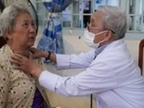 Bác sĩ thiện nguyện về quê nghèo khám chữa bệnh miễn phí