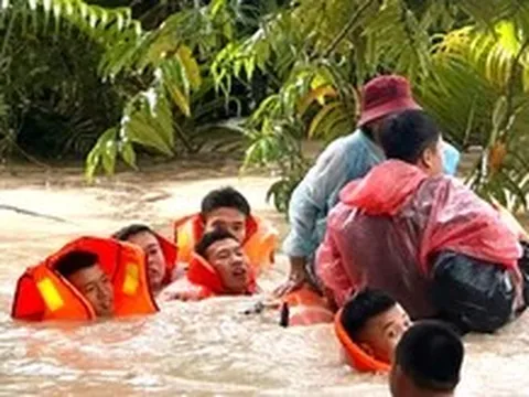 Cán bộ, chiến sĩ Vùng 5 hải quân hỗ trợ người dân vùng ngập lụt ở Phú Quốc