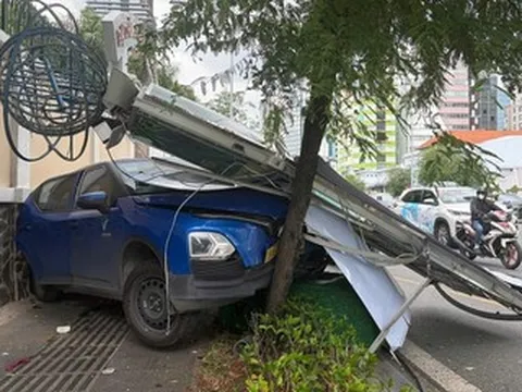 Hai ô tô lao lên vỉa hè sau cú tông mạnh dưới chân cầu Ba Son, túi khí bung ra