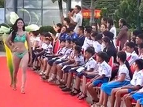 Trao quà, sao lại để học sinh ngồi xem thí sinh hoa hậu trình diễn bikini?
