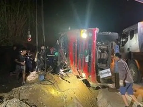 Cứu hai anh em ruột mắc kẹt trong xe tải bị lật trên quốc lộ