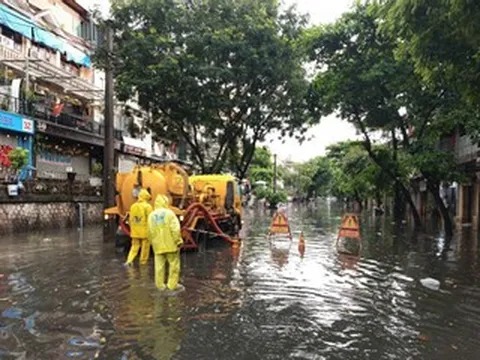 Mưa lớn từ sáng sớm, nhiều tuyến phố Hà Nội dềnh nước