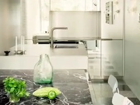 Nhà bếp có gương và kính khắp tường giúp nhà phố hẹp thành nơi đáng sống