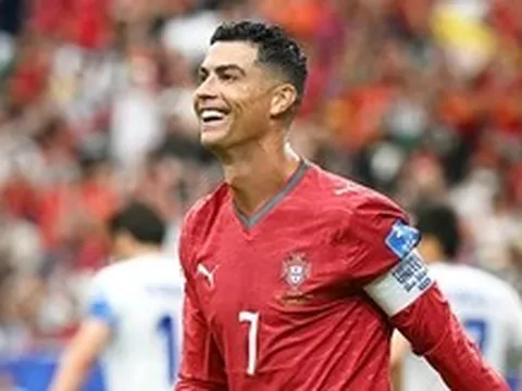 Ronaldo chốt thời điểm giã từ tuyển Bồ Đào Nha?