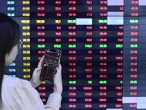 Cổ phiếu về đáy nhiều năm, lãnh đạo doanh nghiệp chi hàng trăm tỉ đồng gom hàng