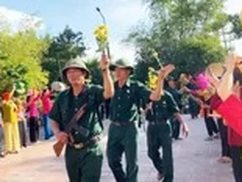 Rưng rưng cảnh bộ đội hành quân trở về trong vòng tay yêu thương của nhân dân