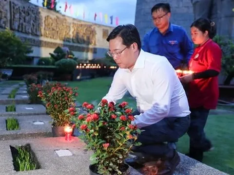 Lãnh đạo Thành ủy TP.HCM dâng hương, thắp nến tri ân Anh hùng liệt sĩ